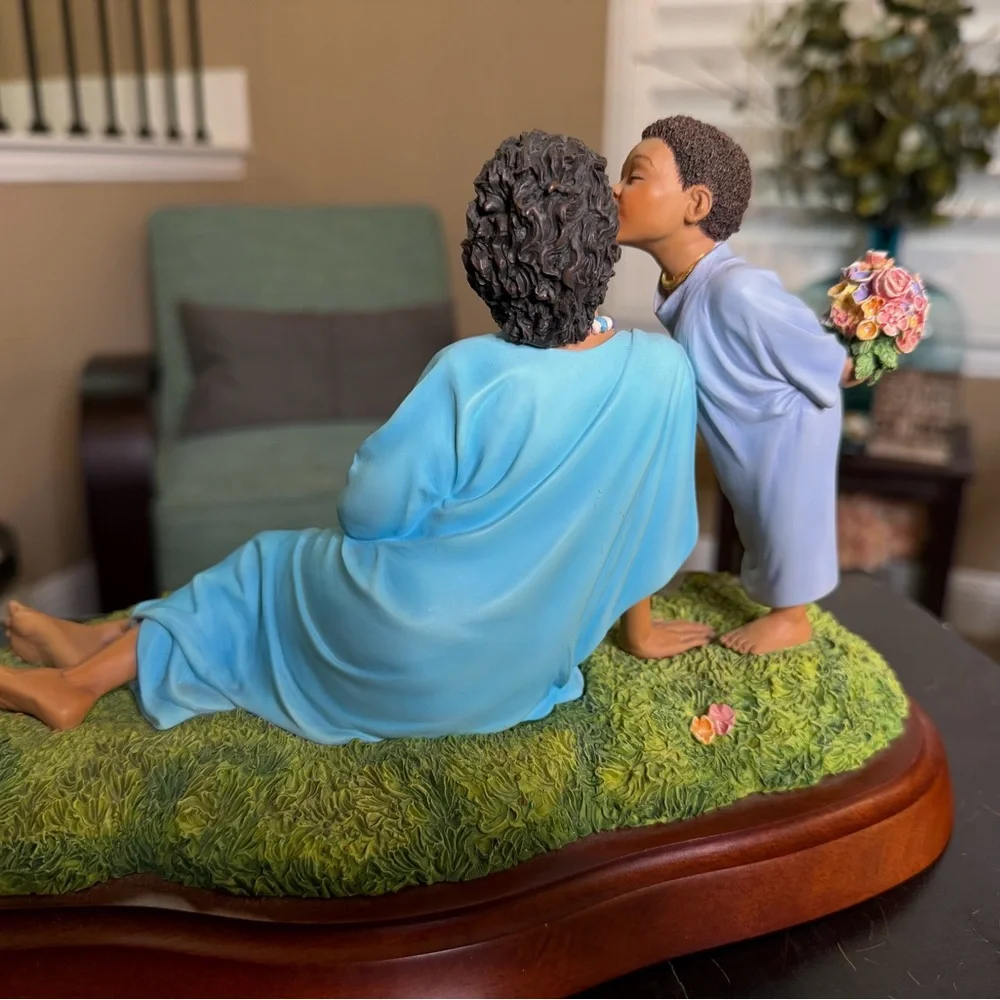 Planting a Kiss Figurine‎ - Thomas Blackshear Collectible